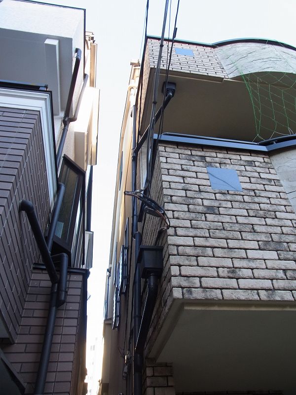 足場を建てると、職人が入って行くのがやっとです