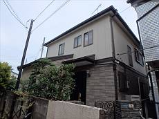 施工前の外観です。1階外壁はクリアー塗装で仕上げます。