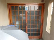 木製の玄関引戸。ガラス面積が大きいため、夏は閉めきっていても玄関内がとても暑くなるそうです。