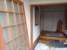 古い引戸本体を外し既存の枠に新しいカバー枠を取付けます。