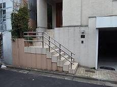 施工前の玄関の外壁です。人の出入りが多く、かつ雨垂れが集中している為気になるご様子。