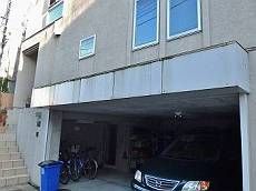 車庫のシャッターの様子。錆が目立つ為こちらも塗り替えを行います。