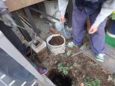 1階フェンス交換工事の様子。 まず既存の木部フェンスと基礎石をお庭を処理しながら撤去します。