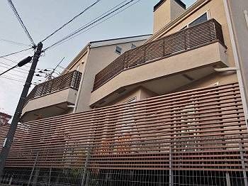 交換後の1階フェンスです。アルミ製ですが、既存のフェンスと比較しても違和感のない『クリエラスク』カラーを取り寄せました。 2階フェンスは既存のまま塗装を施しています。