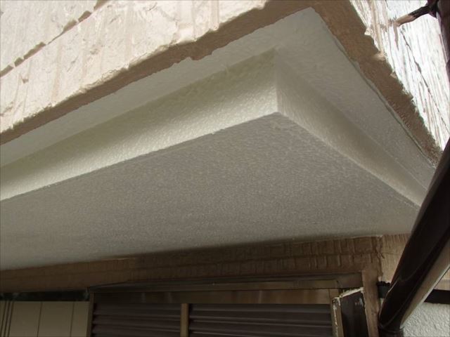 雨漏りで腐っていたバルコニーの軒裏。大工さんの補修の後、綺麗に塗装致しました。