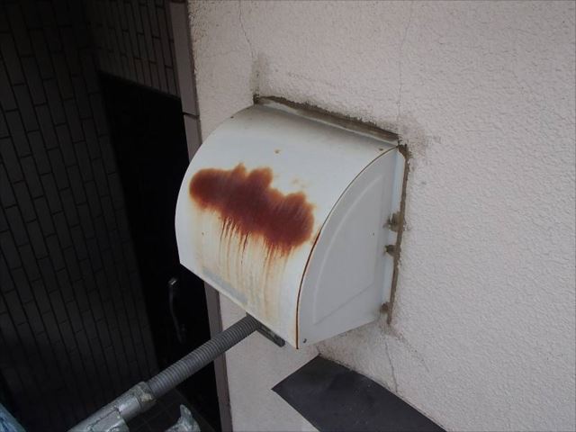 換気扇フードカバーは錆が浮き出ています。