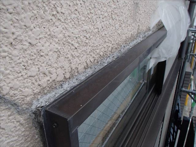 雨漏り箇所の外壁。お施主様自身で窓枠周りにコーキング処理された痕があります。