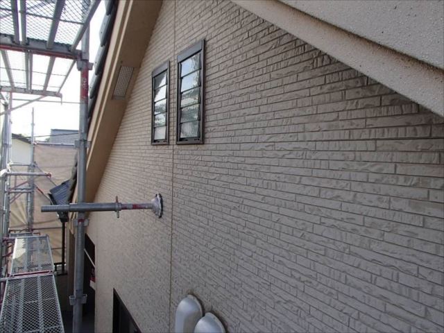 施工前の外壁です。全体的に色が抜けて白っぽくなっています。