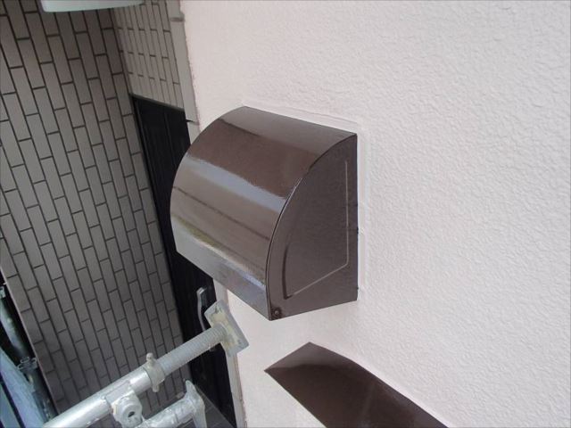 錆が浮き出ていた換気扇フードカバーもコゲ茶で塗装。美しい輝きを放っています。