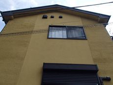 施工前の外観です。真ん中と両端で外壁の仕上げが変わっています。