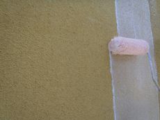 外壁の下塗り作業です。