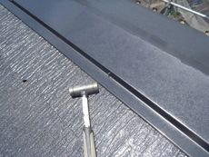 屋根の補修作業です。棟板の釘が飛び出ていたので打ち込んでいます。