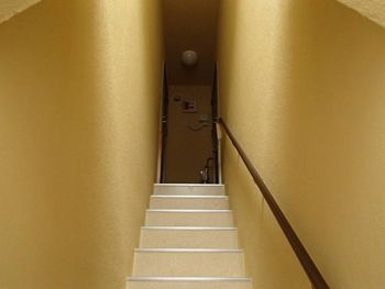 階段室は新築のような雰囲気です。