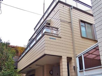 施工後の外観です。外壁は淡いベージュを中心に塗装しました。