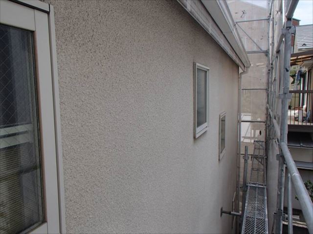 施工前の外壁です。リシン吹き付け仕上げです。