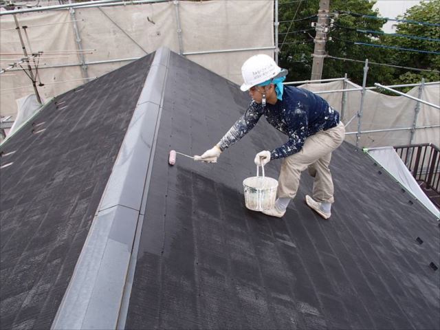 屋根塗装の下塗りです。