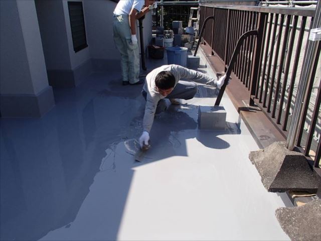プライマー塗布後にウレタン防水の主剤を流しています。