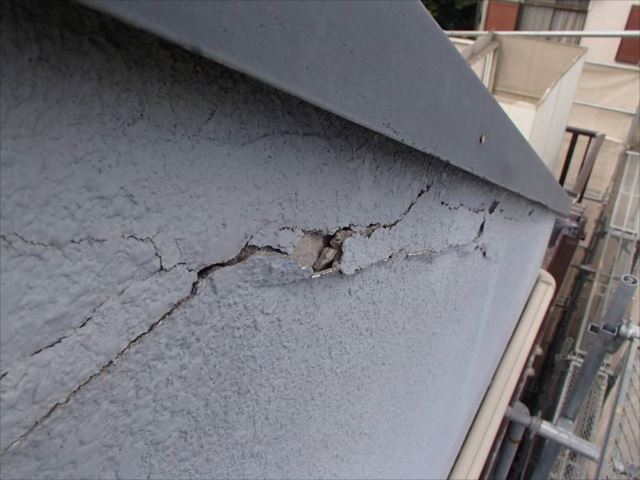 ALC外壁はモルタルで仕上げています。目地にはシール材ではなくモルタルを埋め込んでいるため、経年劣化により目地部分のモルタルが剥がれています。