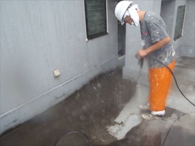 高圧洗浄で汚れを洗い流します。