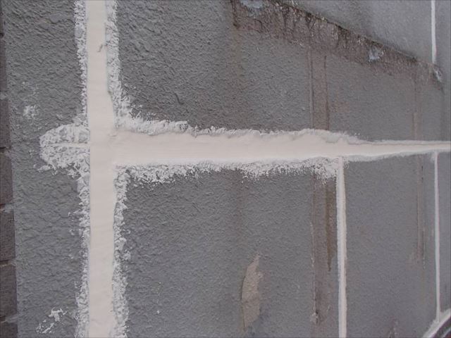撤去した目地にはシールを打ち込んで補修。
