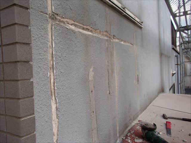 外壁塗装を開始。まずは剥がれかかっているモルタルをすべて剥離しました。
