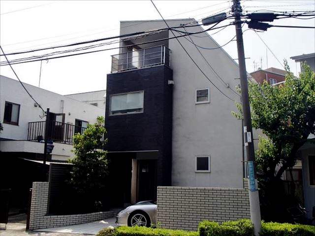 施工前の外壁です。黒い部分はタイルです。