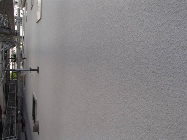 施工前には細かなクラックが有りましたが、すべてしっかり補修しました。