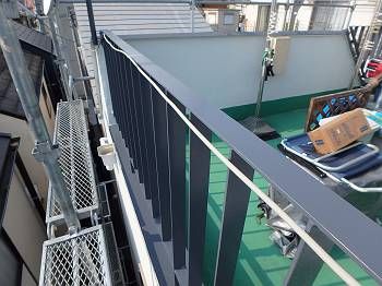 手すり・笠木は屋根同様のグレーで塗装。