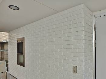 車庫内壁の施工後です。白色が明るく内部を演出します。