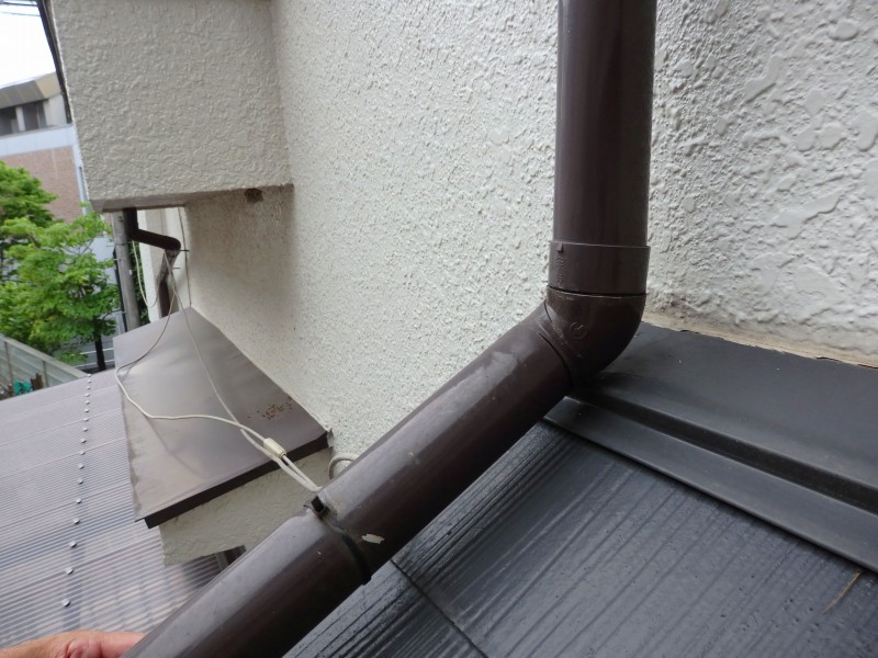 外れた雨どいを修理