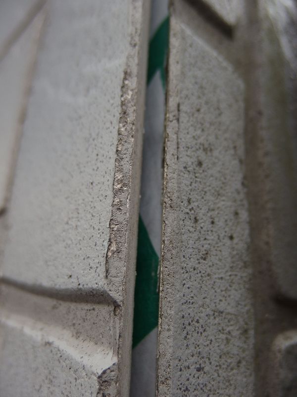 サイディングパネルの亀裂から見えている防水シート