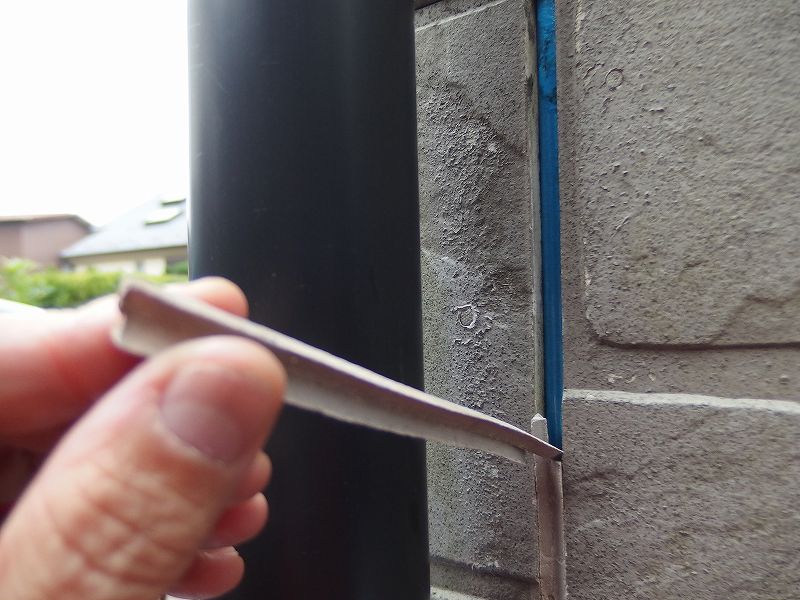 サイディングパネルの目地か切れて取れてしまう