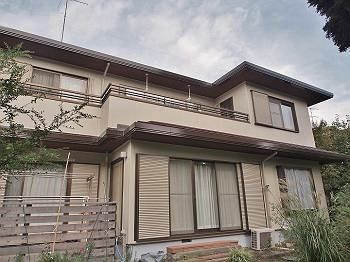 施工後の外壁です。色褪せて真っ白だった外壁にツヤが戻り、帯板も塗り替え、メリハリが効いています。