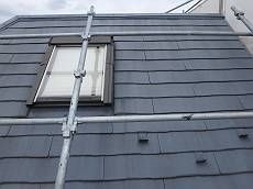 施工前の外観。屋根の形状が特徴的な３階建て住宅です。
