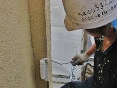 外壁補修後、下塗りを施します。