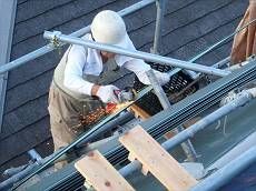 細かい箇所を現場で計測しながら棟やケラバの板金加工を行います。