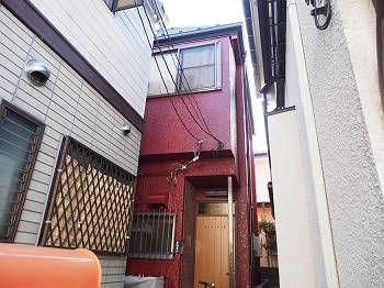 施工後の外観です。塗り替え前とはガラリと色が変わり、まるで別の建物のようです。