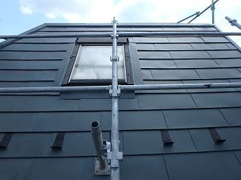 施工後の屋根。色はお客様指定のアイビーグリーンになり、雪止めも付いています。また雨漏りが発生しやすい天窓まわりは水切り板金を設置しています。