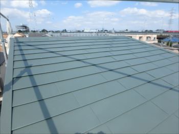 重ね葺きした緩勾配の屋根頂上部。緩い傾斜でも雨水がなめらかに流れる金属屋根で安心です。