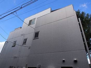 施工後の外観です。同色かつ白でも、塗り替えると印象は大分変わります。ちなみに右側が少し濃く見えるのは、左側と奥行きがある為です。