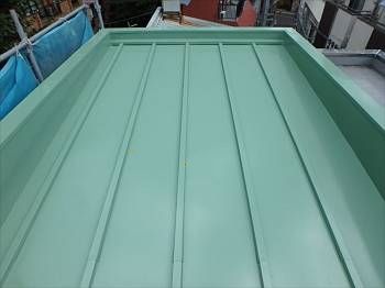 施工後の屋根です。遮熱塗料のサーフグリーンで塗装。目立たない作りの為色には余りこだわらず、遮熱の機能性を重視した色に塗り替えています。
