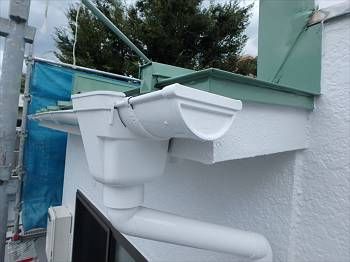 雨樋は外壁と同色に塗り替え。