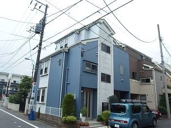 施工前のT様邸の外観の様子です。遠目では一見、どこも問題ないように見えますが…