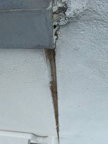 バルコニー階下のお部屋へ雨漏りがあるとの事で対応の痕跡がありました。