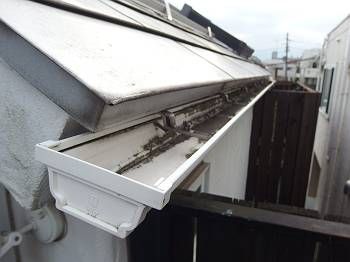 雨樋の傾斜は、雪の重みで正しい傾斜が取れていない状態でした。