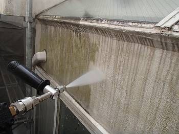 外壁の高圧洗浄。 コケが見事に落ちていきます。