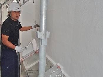 外壁の中塗りの様子です。 ハケとローラーを駆使して作業します。