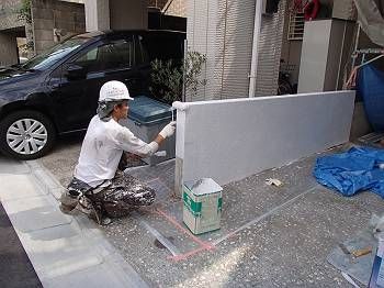 朝一番で養生をして塀塗装の下塗りをします。