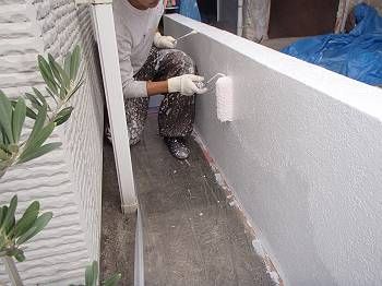 お昼を食べる前に、下塗りが乾いているかを確認して中塗りを行います。 今回の中塗りは純白色を塗っています。