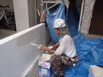 ３時の休憩が終わってから上塗りです。 純白の上に塗っているので、写真でも色の違いが良く分かります。 細かい部分はハケで塗装していきます。